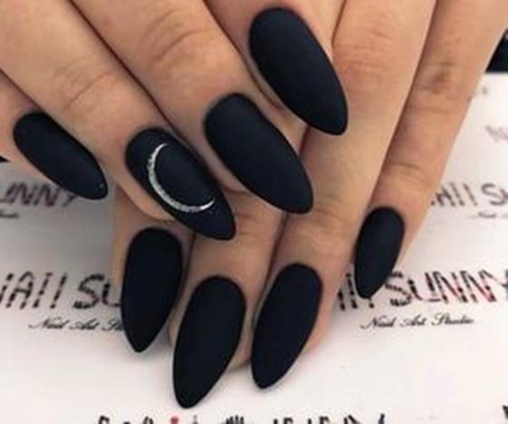 μαύρο-ματ-μανικιούρ-με-μισοφέγγαρο-