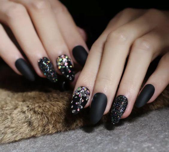 Μαύρα ματ νύχια με στρας