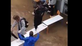 Κακοκαιρία Μπάλλος: Απίστευτο βίντεο με Μαθητές σε πλημμυρισμένο σχολείο στη Φιλαδέλφεια