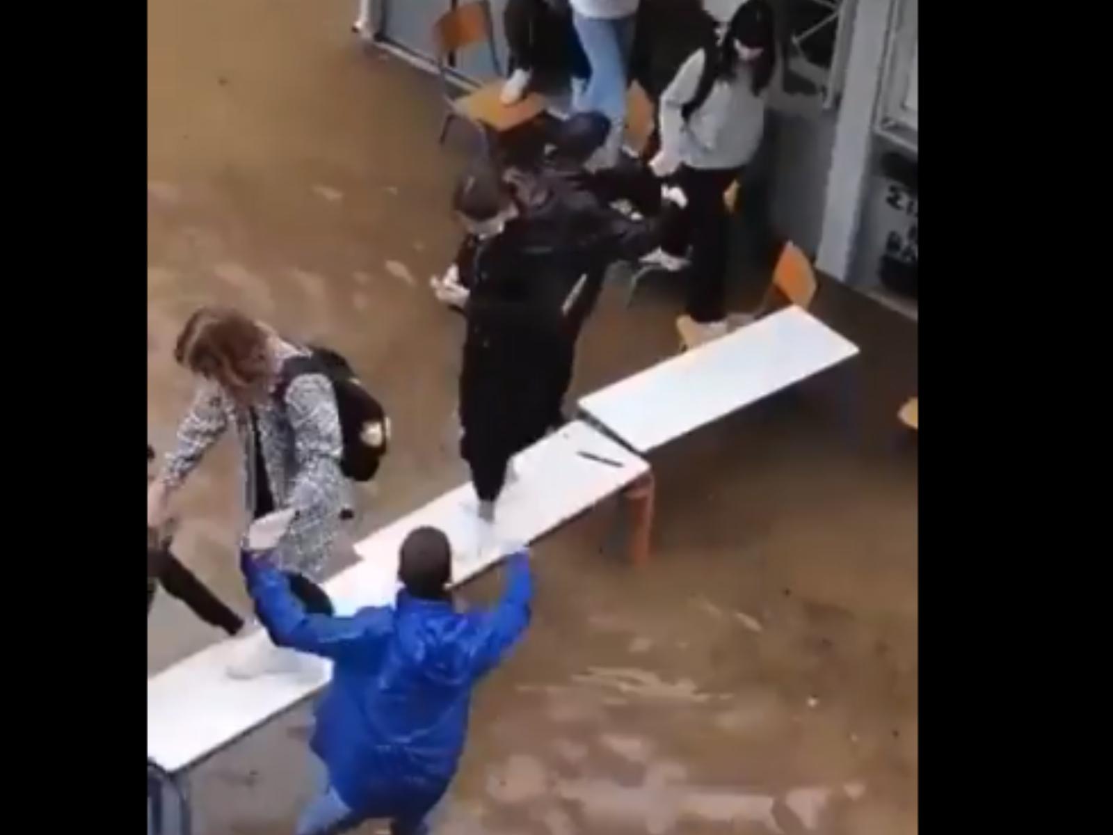 Κακοκαιρία Μπάλλος: Απίστευτο βίντεο με Μαθητές σε πλημμυρισμένο σχολείο στη Φιλαδέλφεια