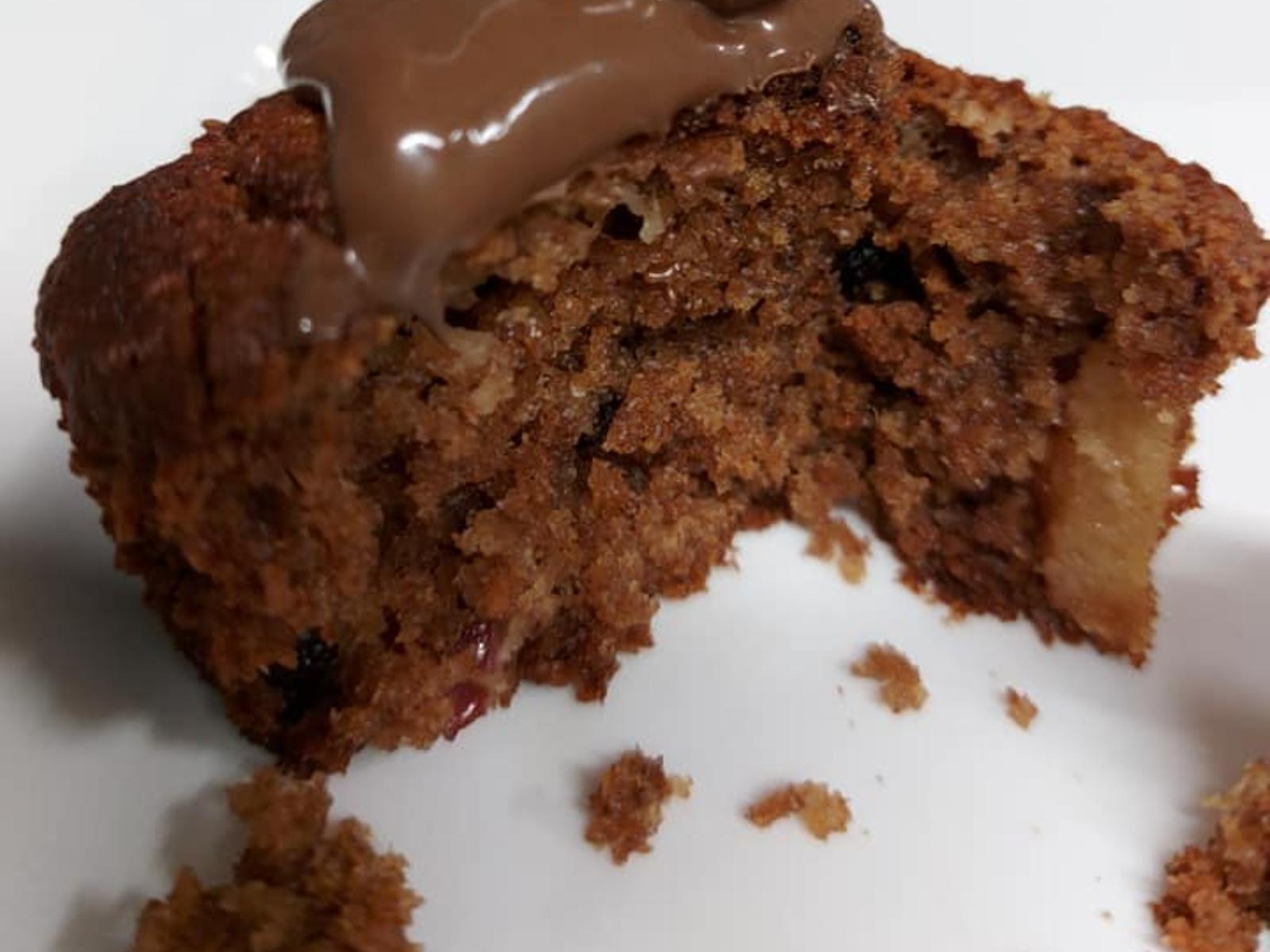 Μάφινς με αλεύρι βρώμης χωρίς ζάχαρη και βούτυρο, με μήλα και δαμάσκηνα