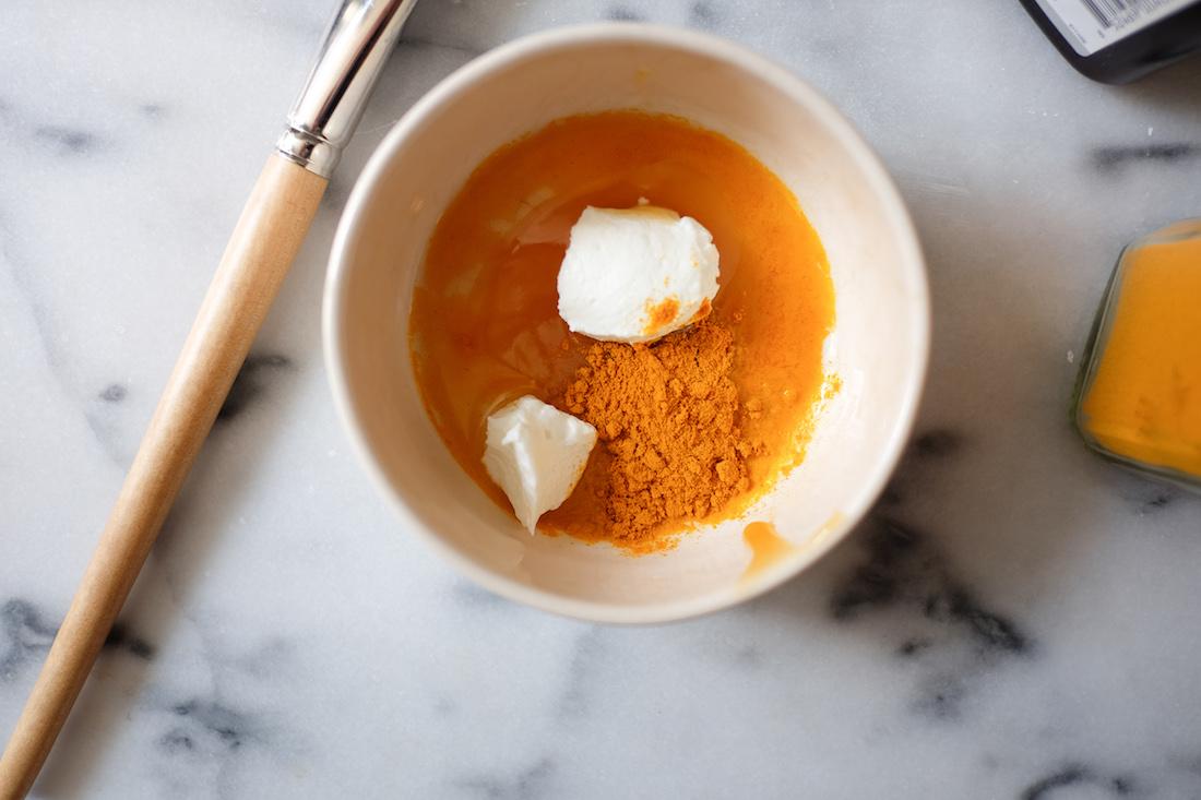 Φυσική μάσκα για ακμή με γιαούρτι και κουρκουμά Φυσική μάσκα για ακμή με γιαούρτι και κουρκουμά