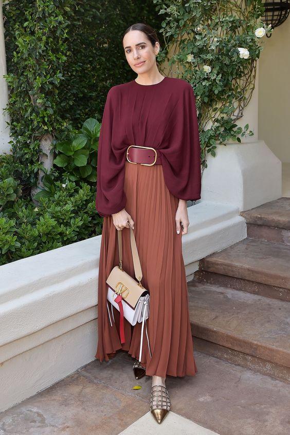 καφέ-πλισέ φούστα-με-μπορντό-μπλούζα- καφέ-πλισέ φούστα-με-μπορντό-μπλούζα-