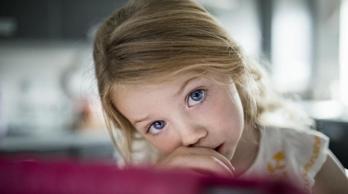 Επιλεκτική αλαλία στα παιδιά: Όλα όσα πρέπει να ξέρουμε γι’ αυτήν την πολύπλοκη αναπτυξιακή διαταραχή
