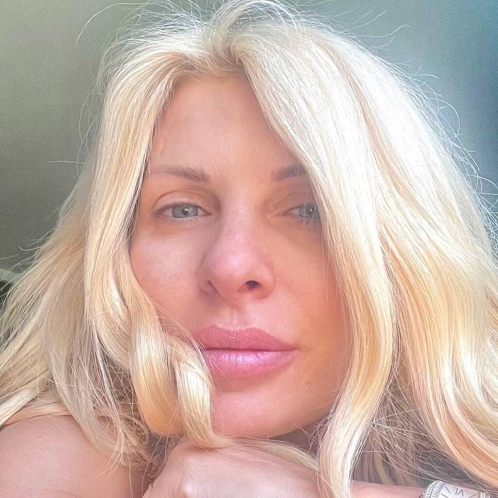 Ελένη Μενεγάκη: Δείτε την χωρίς ίχνος μακιγιάζ λίγες μέρες πριν γίνει 52