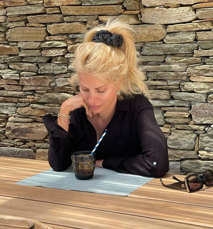 Ελένη Μενεγάκη: Δείτε την χωρίς ίχνος μακιγιάζ λίγες μέρες πριν γίνει 52