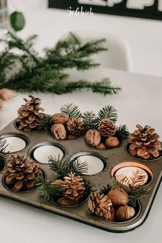 χριστουγεννιάτικα κηροπήγια-από-φόρμα για μάφινς-κουκουνάρια-ρεσό-και-φύλλα ελάτου-