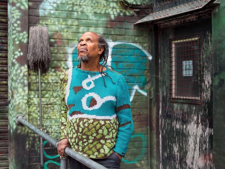 καλλιτέχνες-δημιουργούν-ρούχα-που-κάνουν-τους-ανθρώπους-χαμελαίοντες-