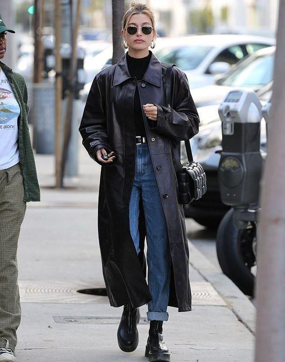 τζιν-παντελόνι-με-μαύρο-πουλόβερ-και-μακρύ μαύρο δερμάτινο παλτό-ιδέες-