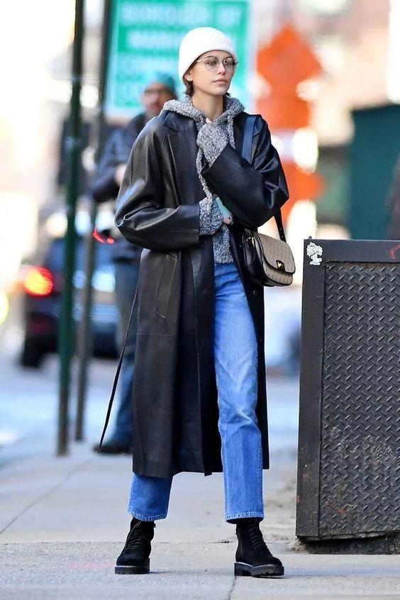 τζιν-παντελόνι-με-μαύρο μακρύ-δερμάτινο παλτό-ιδέες- τζιν-παντελόνι-με-μαύρο μακρύ-δερμάτινο παλτό-ιδέες-