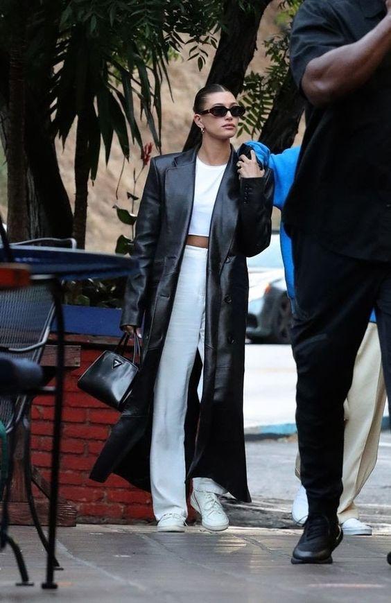 λευκή-φόρμα-με-λευκό-τοπ-και-μαύρο-δερμάτινο-μαύρο-παλτό-ιδέες-