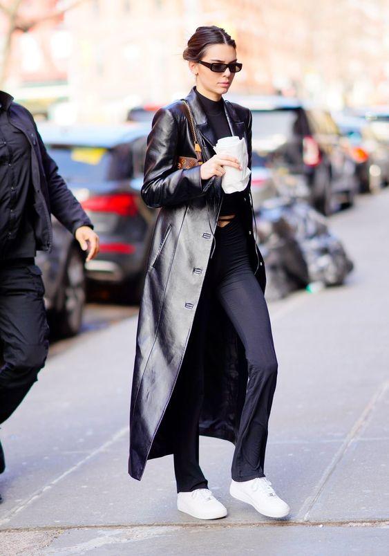 μαύρη-φόρμα-με-λευκό-τοπ-και-μαύρο-δερμάτινο-μαύρο-παλτό-ιδέες- μαύρη-φόρμα-με-λευκό-τοπ-και-μαύρο-δερμάτινο-μαύρο-παλτό-ιδέες-