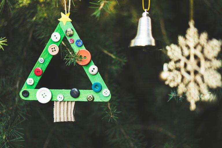 χριστουγεννιάτικα στολίδια-από-ξυλάκια-για-κατασκευές-κουμπιά-και-υφάσματα-