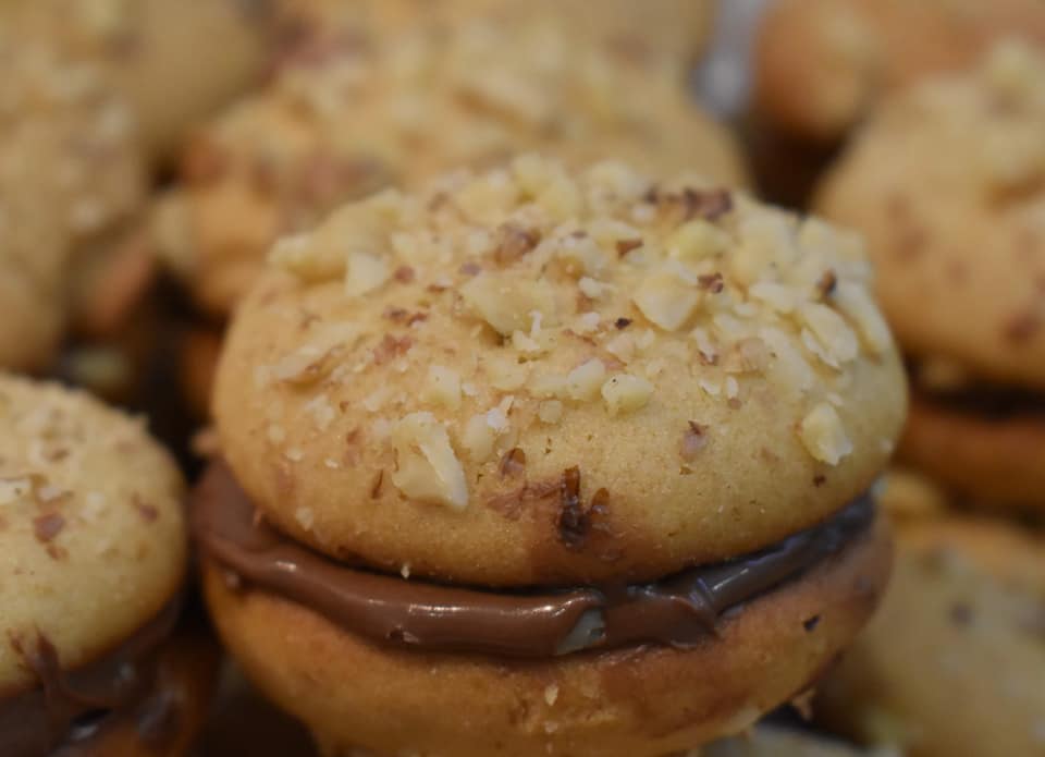 Μπισκότα -με -ταχίνι -γεμιστά- με -πραλίνα-