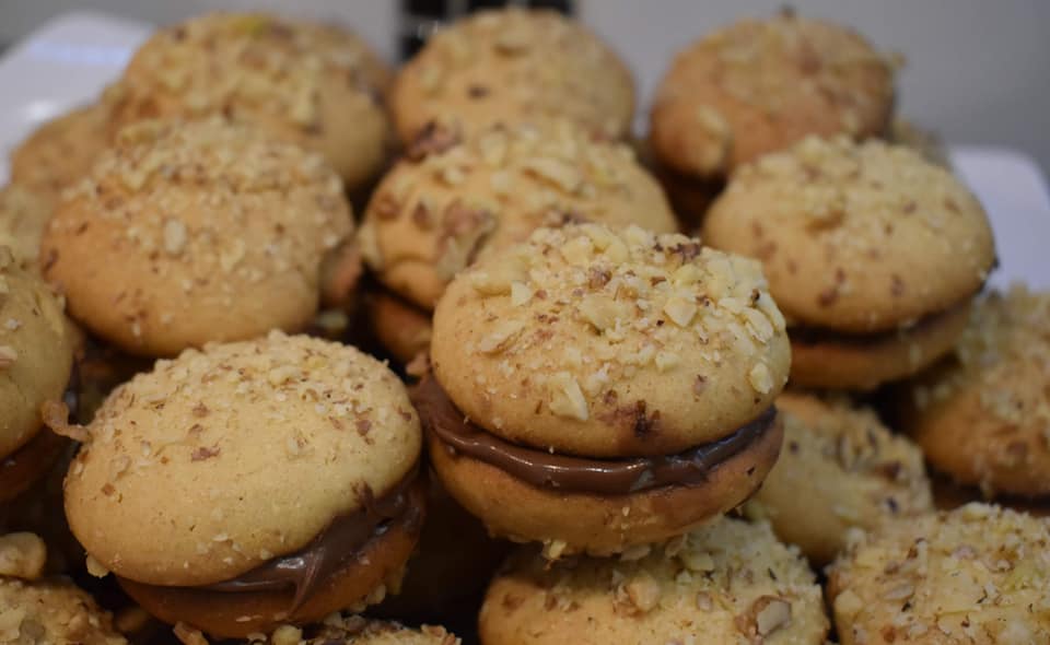 Μπισκότα -με -ταχίνι -γεμιστά- με -πραλίνα-