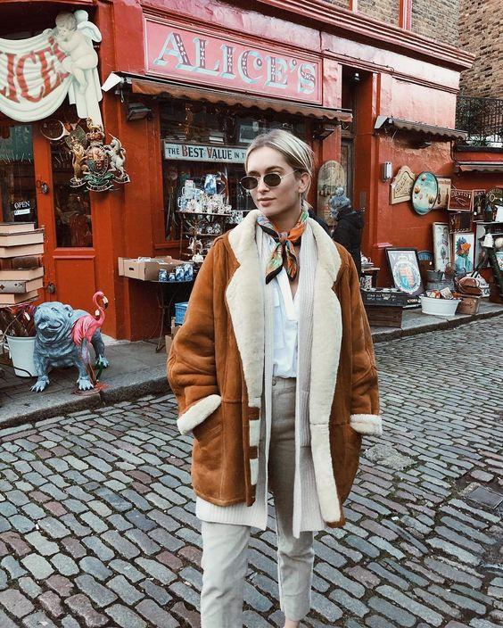 μπεζ-παντελόνι-με-καφέ-πανωφόρι-ιδέες-