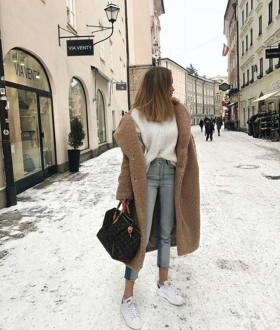 γούνινο-πανωφόρι-με-τζιν-παντελόνι-και-πουλόβερ-