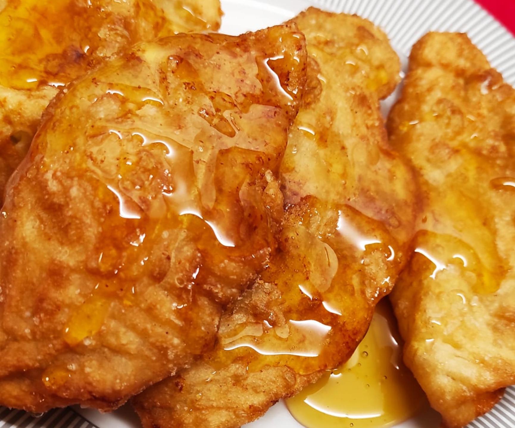 Τυροπιτάκια με μέλι από την Γκόλγφω