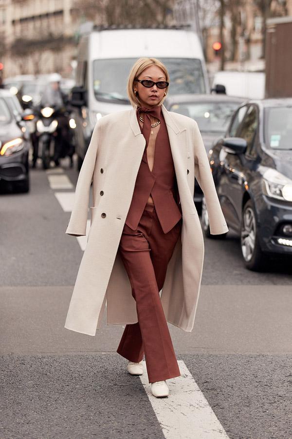 16 ιδέες για ντύσιμο σε ουδέτερες αποχρώσεις τον Χειμώνα 2021 – 2022