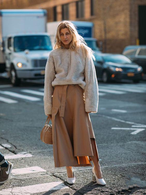 ιδέες-για-ντύσιμο-σε-ουδέτερα χρώματα-με-μπεζ-φούστα-και-κρεμ-πουλόβερ-