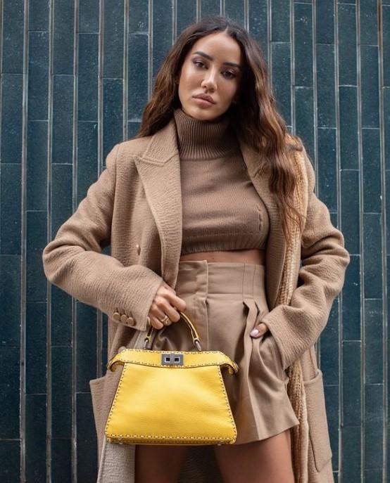 μπεζ-πουλόβερ-μπεζ-πανωφόρι-και-μπεζ-σορτσάκι-