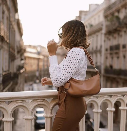 μάλλινη-μπλούζα-με-καφέ-παντελόνι-τάσεις-