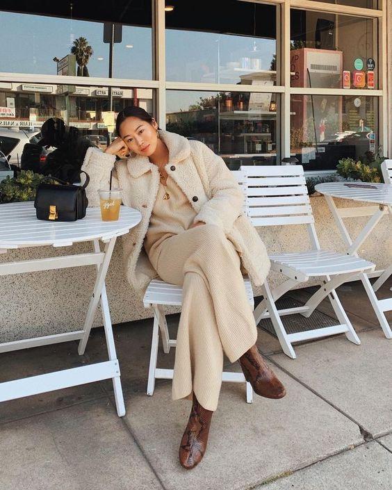 κρεμ-φόρμα-με-κρεμ-μπλούζα-και-κρεμ-πανωφόρι-