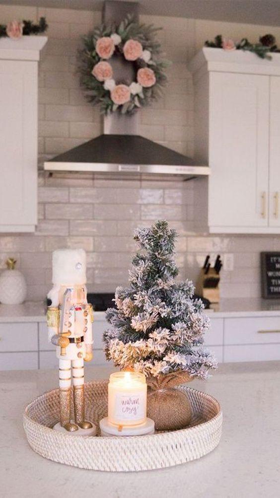 elegant-χριστουγεννιάτικη διακόσμηση-με-στεφάνια από-λουλούδια-