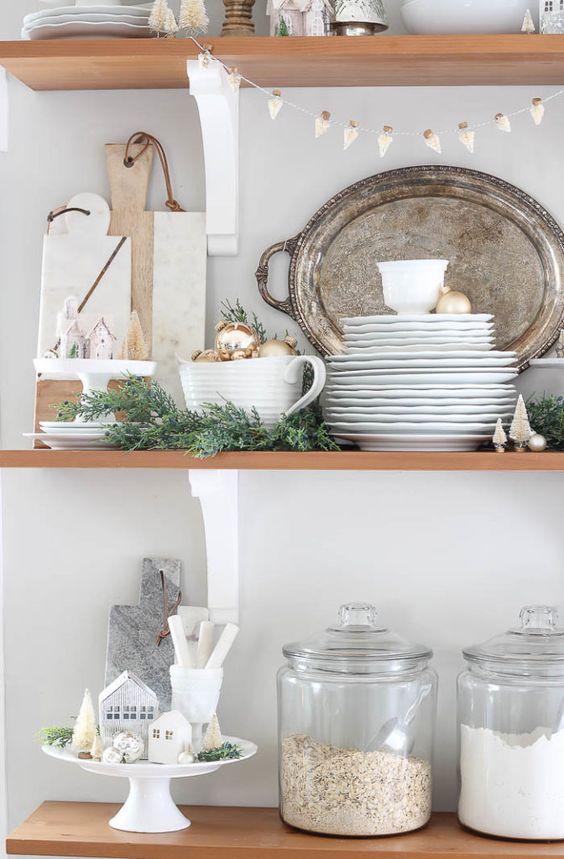 Elegant χριστουγεννιάτικη διακόσμηση-στα-ράφια-της-κουζίνας-