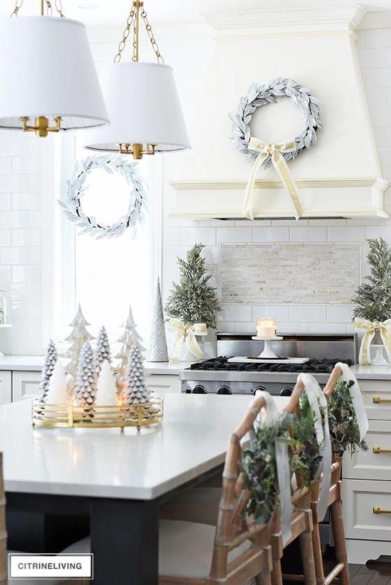 elegant-χριστουγεννιάτικη-διακόσμηση-στον-τραπέζι-της-κουζίνας-