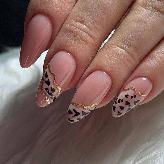 ροζ-νύχια-με-animal print-σχέδιο-και-χρυσές-λεπτομέρειες- ροζ-νύχια-με-animal print-σχέδιο-και-χρυσές-λεπτομέρειες-