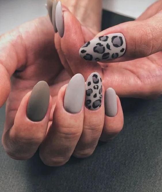 γκρι-χρώμα-στα-νύχια-με-animal print- γκρι-χρώμα-στα-νύχια-με-animal print-