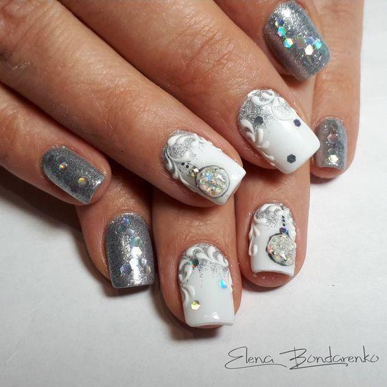 λευκά-και-γκρι-νύχια-με-γκλίτερ-και-χριστουγεννιάτικες μπάλες-τάσεις-Χριστούγεννα 2021 2022- λευκά-και-γκρι-νύχια-με-γκλίτερ-και-χριστουγεννιάτικες μπάλες-τάσεις-Χριστούγεννα 2021 2022-