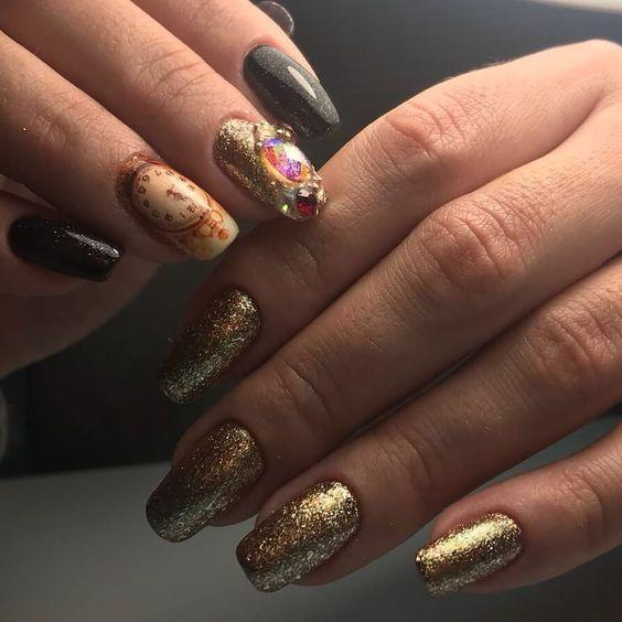 χριστουγεννιάτικες-τάσεις-στα-νύχια-χρυσό-χρώμα-με-χριστουγεννιάτικα-σχέδια-2021 2022- χριστουγεννιάτικες-τάσεις-στα-νύχια-χρυσό-χρώμα-με-χριστουγεννιάτικα-σχέδια-2021 2022-