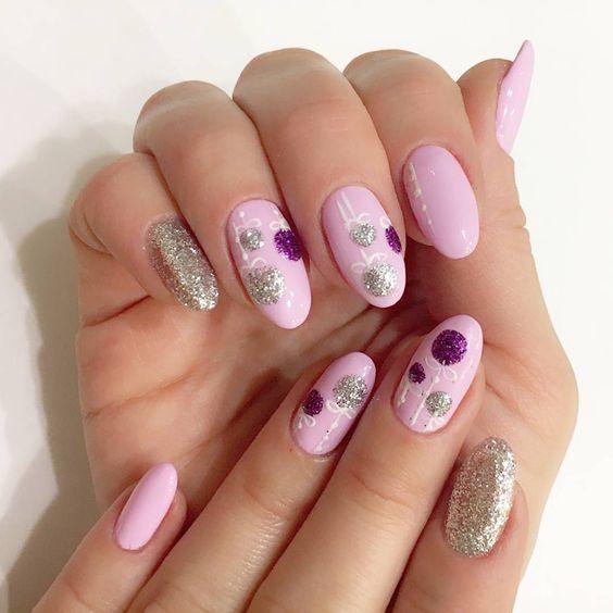 χριστουγεννιάτικες-τάσεις-στα-νύχια-ροζ-χρώμα-με-χριστουγεννιάτικες-μπάλες-2021 2022-