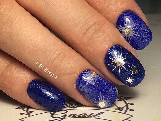 χριστουγεννιάτικες-τάσεις-στα-νύχια-μπλε ηλεκτρίκ-χρώμα-με-χριστουγεννιάτικα αστέρια-2021 2022- χριστουγεννιάτικες-τάσεις-στα-νύχια-μπλε ηλεκτρίκ-χρώμα-με-χριστουγεννιάτικα αστέρια-2021 2022-