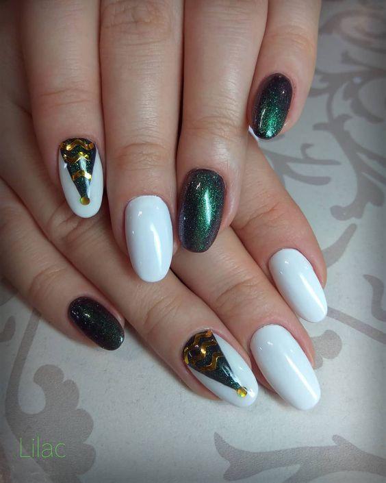 λευκά-και-πράσινα-νύχια-με-χριστουγεννιάτικα σχέδια-στις-τάσεις-2021 2022-