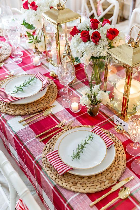 vintage-χριστουγεννιάτικη-διακόσμηση-στο-χριστουγεννιάτικο τραπέζι-με-λουλούδια-ιδέες-