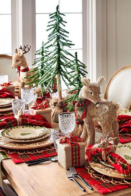 λούτρινοι-τάρανδοι-και-διακοσμητικά-χριστουγεννιάτικα δέντρα-στο-χριστουγεννιάτικο-τραπέζι-