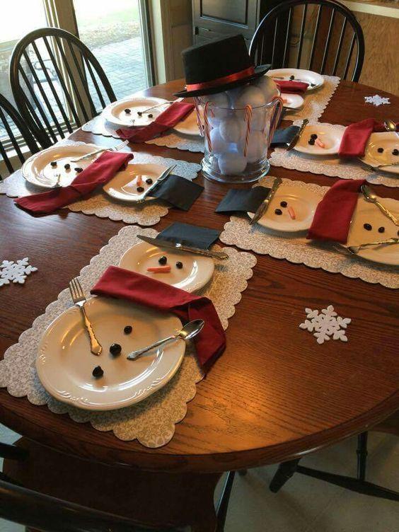 ιδέα-για-το-παιδικό-χριστουγεννιάτικο-τραπέζι-με-χιονάνθρωπους-από-πιάτα-
