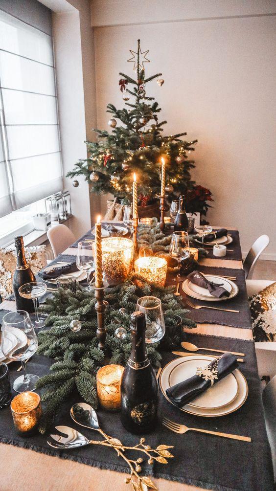 χριστουγεννιάτικο-τραπέζι-σε-μαύρο-χρώμα-