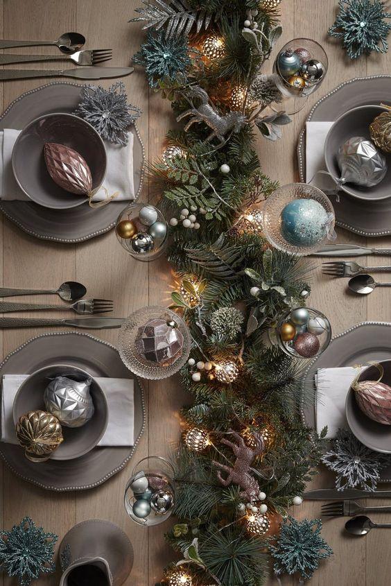 χριστουγεννιάτικο-τραπέζι-με-χριστουγεννιάτικα στολίδια-ιδέες-