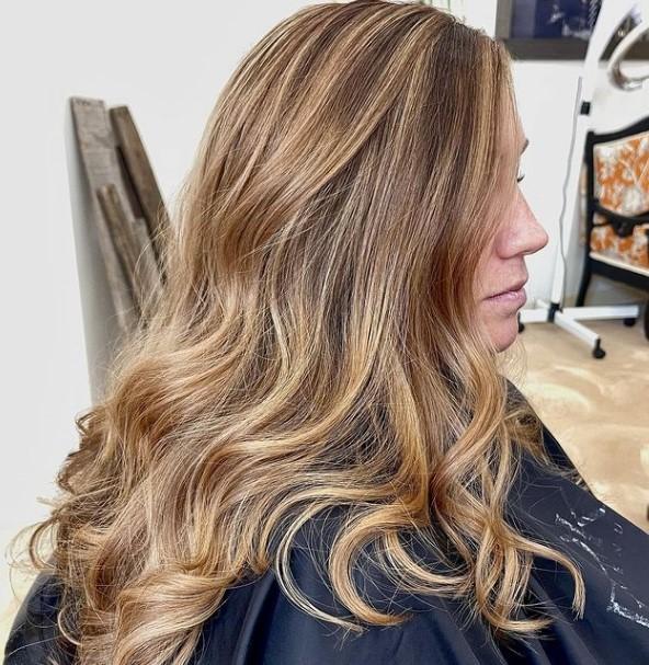σπαστά-μαλλιά-σε-golden blond-απόχρωση-