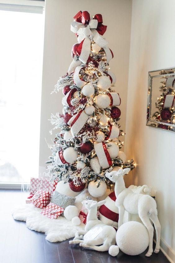 χριστουγεννιάτικη-βάση-για-το-χριστουγεννιάτικο-δέντρο-με-δώρα-και-χριστουγεννιάτικα διακοσμητικά-