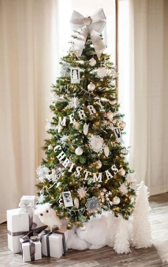 χριστουγεννιάτικη-βάση-για-το-χριστουγεννιάτικο-δέντρο-με-χριστουγεννιάτικα-διακοσμητικά-