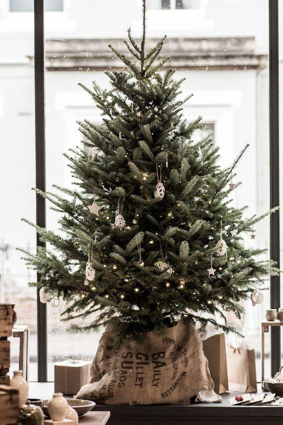 χριστουγεννιάτικη βάση-για-το-χριστουγεννιάτικο-δέντρο-από-ανακυκλώσιμες τσάντες-