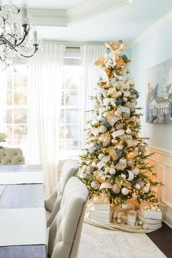 χριστουγεννιάτικο-δέντρο-με-χρυσά-και-λευκά-στολίδια-ιδέες-