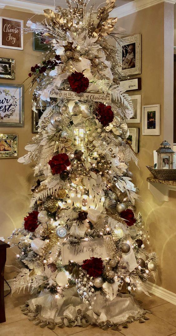 χριστουγεννιάτικο-δέντρο-με-χρυσά-λευκά-και-κόκκινα στολίδια-ιδέες-