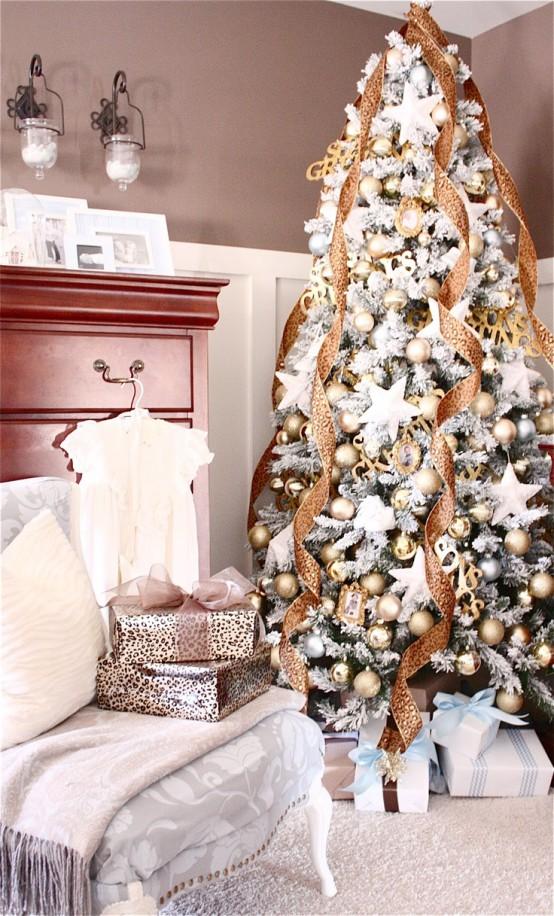 στολισμός-χριστουγεννιάτικου-δέντρου-με-χρυσές-χριστουγεννιάτικες γιρλάντες-