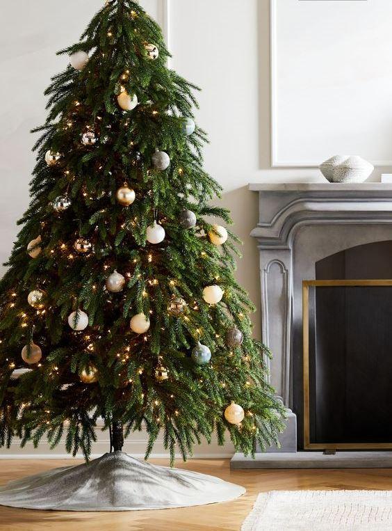 μίνιμαλ-χριστουγεννιάτικη-διακόσμηση-στο-χριστουγεννιάτικο-δέντρο-